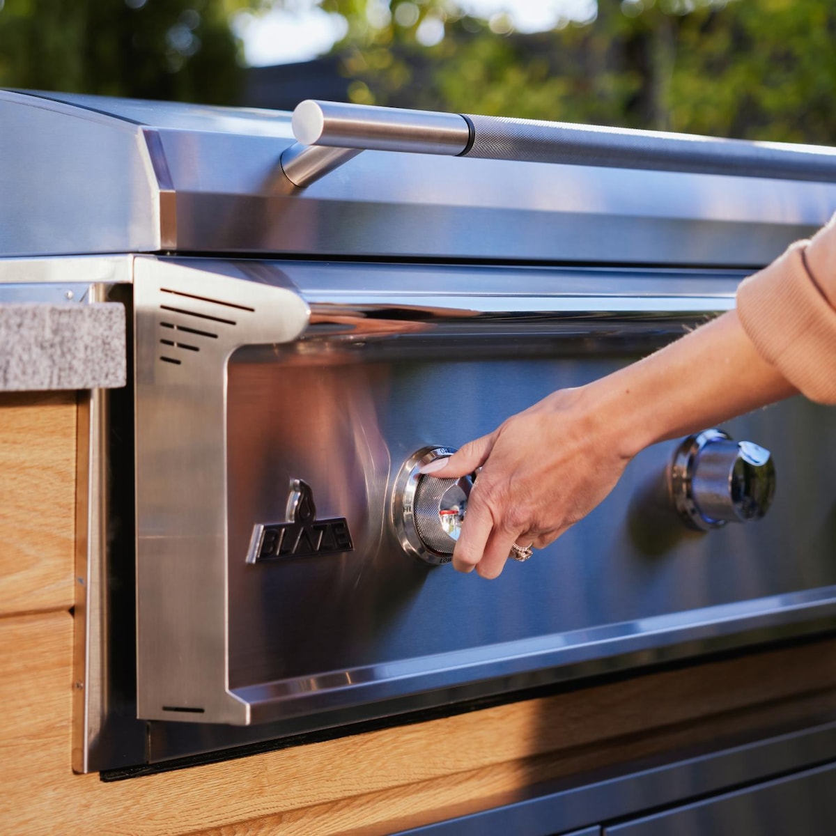 Blaze LTE PRO 40-Inch Built-in Propane Gas Griddle w/ Digital Temperature Screen & Lift-Assist Lid - BLZ-GRIDDLE40-LP