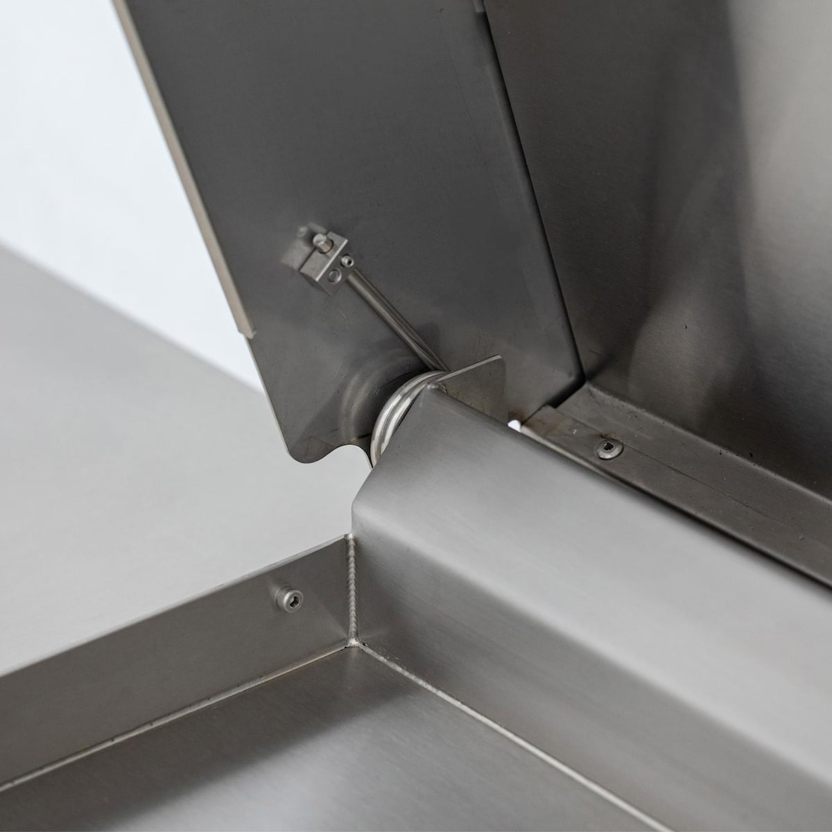 Blaze LTE PRO 40-Inch Built-in Propane Gas Griddle w/ Digital Temperature Screen & Lift-Assist Lid - BLZ-GRIDDLE40-LP