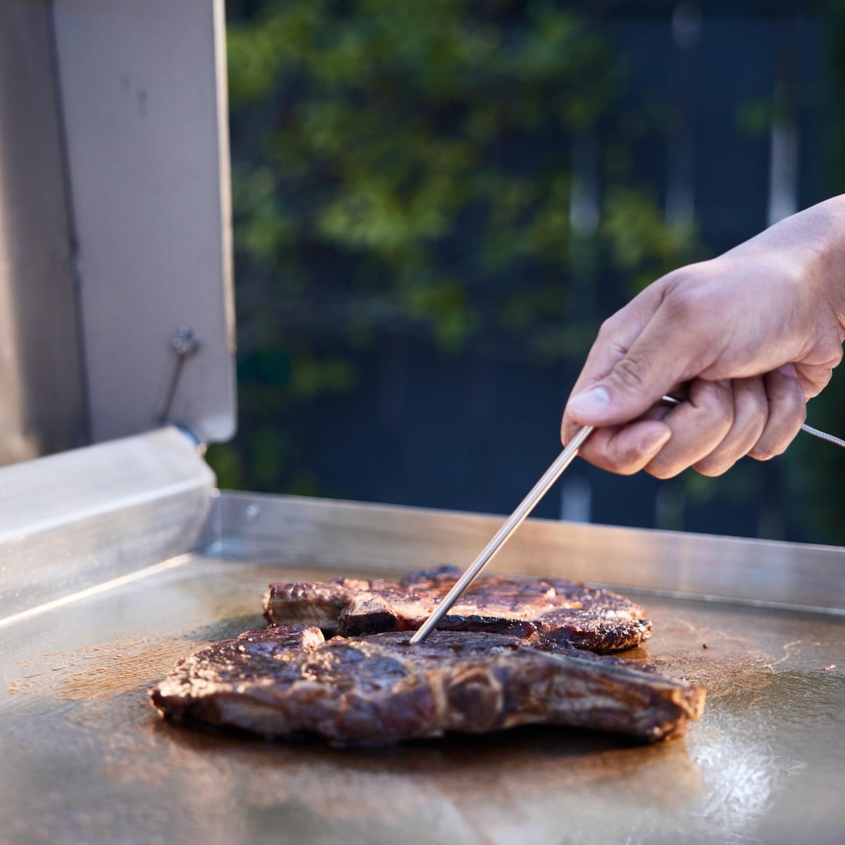 Blaze LTE PRO 40-Inch Built-in Propane Gas Griddle w/ Digital Temperature Screen & Lift-Assist Lid - BLZ-GRIDDLE40-LP